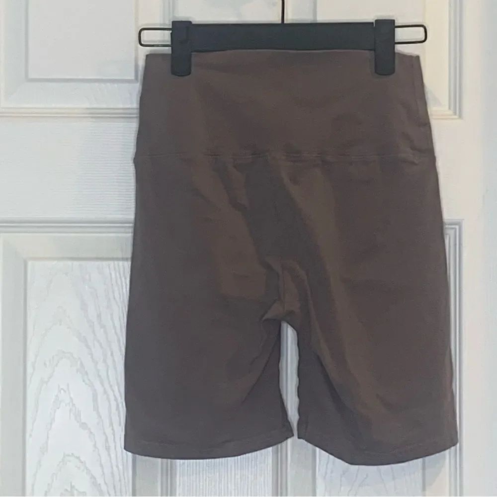 Aritzia TNA chill biker shorts Size Small